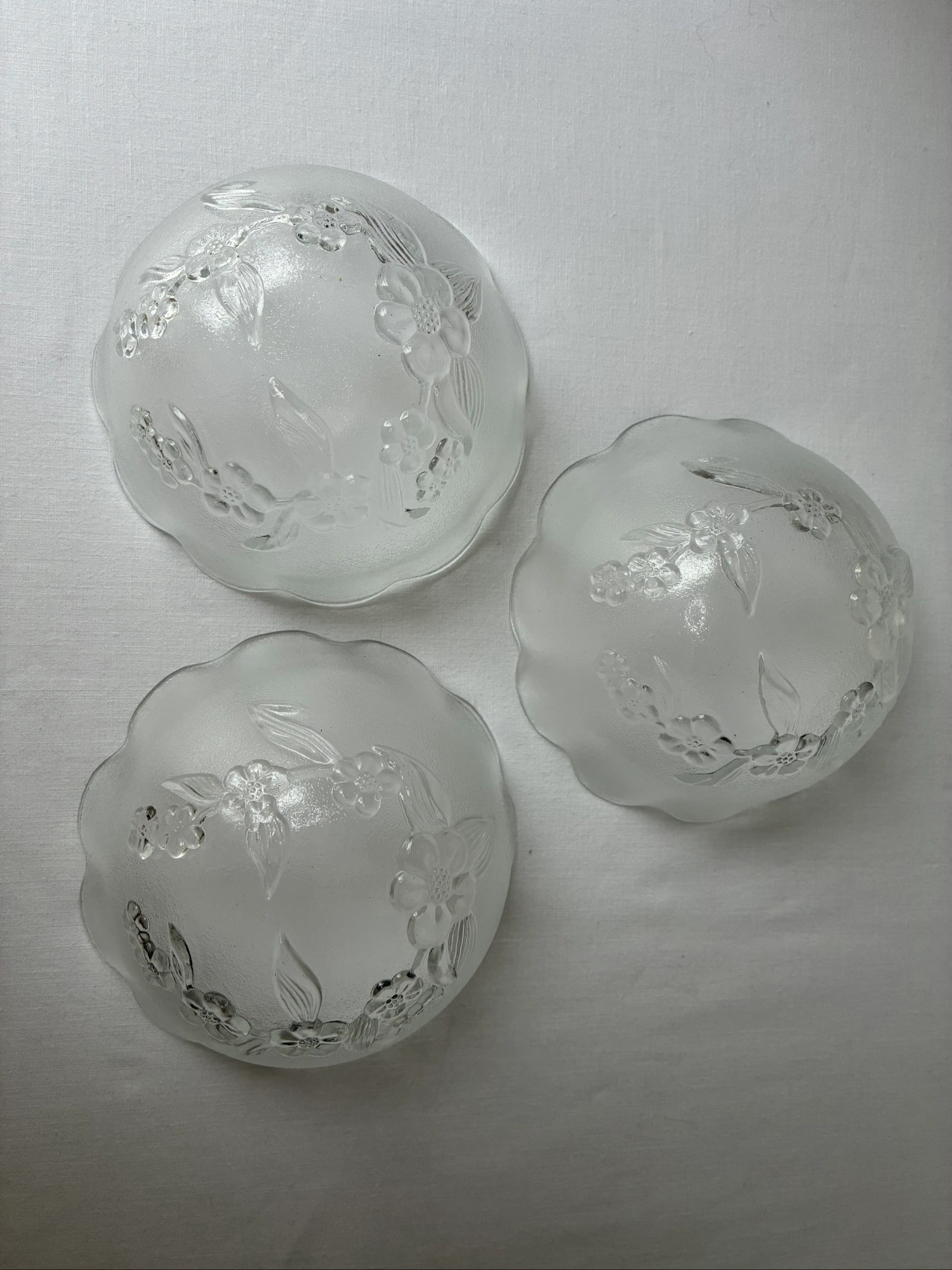 Conjunto de 3 tigelas de vidro vintage com relevo floral – photo 3